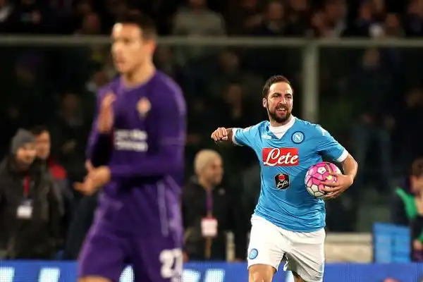 Pari spettacolo tra Viola e Napoli, Juve a +3. Ad Alonso risponde Higuain.