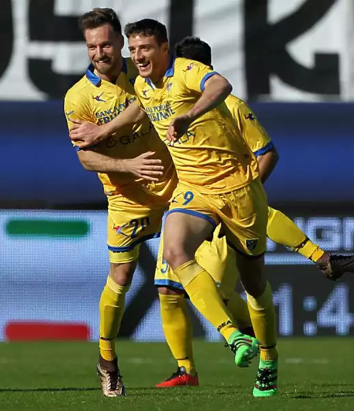 Preziosa vittoria in chiave salvezza del Frosinone, che supera per 2-0 in casa l'Udinese e si porta a -1 dal Palermo quartultimo: allarme rosso per i friulani, affossati dai gol di Ciofani e Blanchard