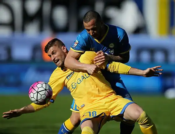 Preziosa vittoria in chiave salvezza del Frosinone, che supera per 2-0 in casa l'Udinese e si porta a -1 dal Palermo quartultimo: allarme rosso per i friulani, affossati dai gol di Ciofani e Blanchard