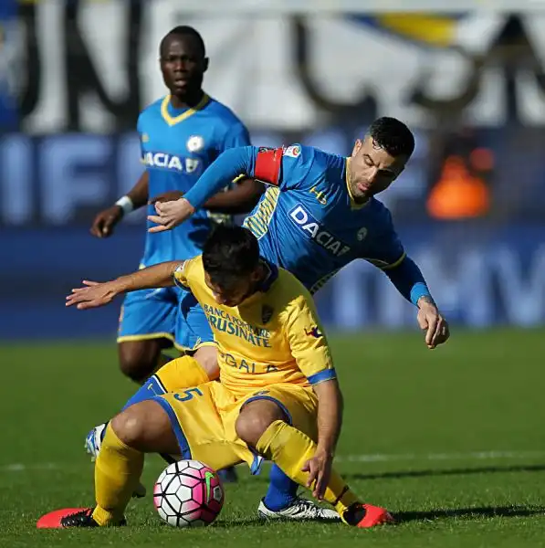 Preziosa vittoria in chiave salvezza del Frosinone, che supera per 2-0 in casa l'Udinese e si porta a -1 dal Palermo quartultimo: allarme rosso per i friulani, affossati dai gol di Ciofani e Blanchard