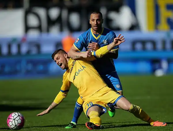 Preziosa vittoria in chiave salvezza del Frosinone, che supera per 2-0 in casa l'Udinese e si porta a -1 dal Palermo quartultimo: allarme rosso per i friulani, affossati dai gol di Ciofani e Blanchard