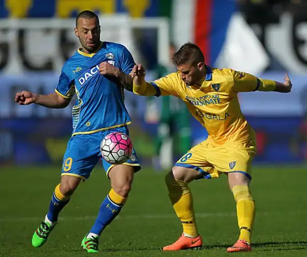 Preziosa vittoria in chiave salvezza del Frosinone, che supera per 2-0 in casa l'Udinese e si porta a -1 dal Palermo quartultimo: allarme rosso per i friulani, affossati dai gol di Ciofani e Blanchard