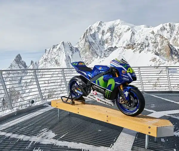 Incredibile servizio fotografico del Team Yamaha che ha portato la moto di Valentino Rossi sulla terrazza panoramica di Punta Helbronner a 4.810 metri sulla cima del Monte Bianco.