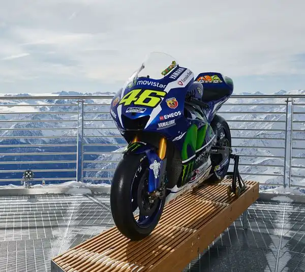 Incredibile servizio fotografico del Team Yamaha che ha portato la moto di Valentino Rossi sulla terrazza panoramica di Punta Helbronner a 4.810 metri sulla cima del Monte Bianco.