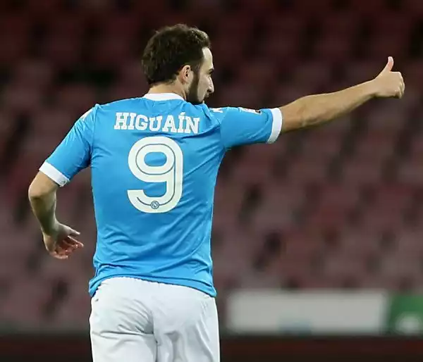 Ritorno al successo per il Napoli, che grazie al solito Higuain ma non solo (gol anche per Chiriches e Callejon) piega il Chievo e aggancia almeno per una notte la Juventus in vetta alla classifica.