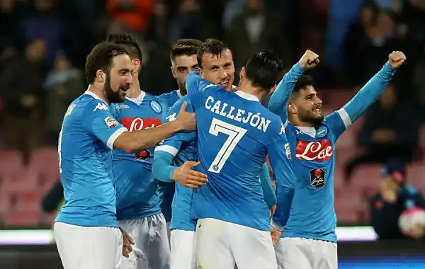 Ritorno al successo per il Napoli, che grazie al solito Higuain ma non solo (gol anche per Chiriches e Callejon) piega il Chievo e aggancia almeno per una notte la Juventus in vetta alla classifica.