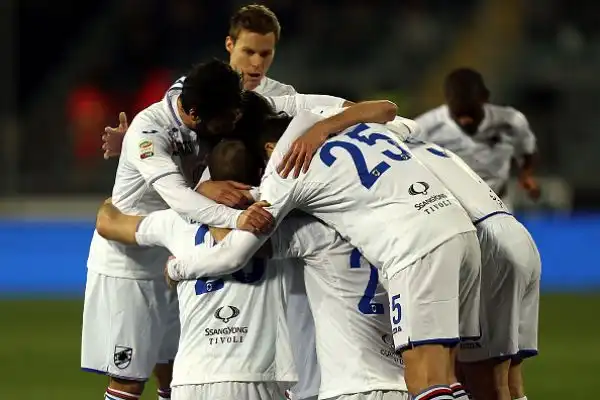 Inedito Laurini, Samp raggiunta. Il primo gol in carriera del difensore dell'Empoli vale l'1-1 nel primo anticipo del sabato.