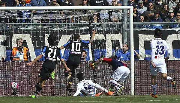 L'Atalanta, grazie alle reti di Gomes e Diamanti, trova la prima vittoria del 2016 contro un Bologna sotto tono, che ha concluso la gara addirittura in nove uomini.