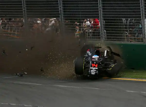 Il pilota della McLaren è stato protagonista di un terrificante incidente nel corso del primo Gran Premio d'Australia, che, per fortuna, non ha avuto alcuna conseguenza per l'ex ferrarista.