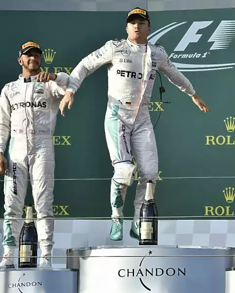 A Melborune le due Frecce d'argento chiudono al primo ed al secondo posto con Rosberg e Hamilton ma Vettel, terzo, è motlo vicino. Raikkonen costretto al ritiro.