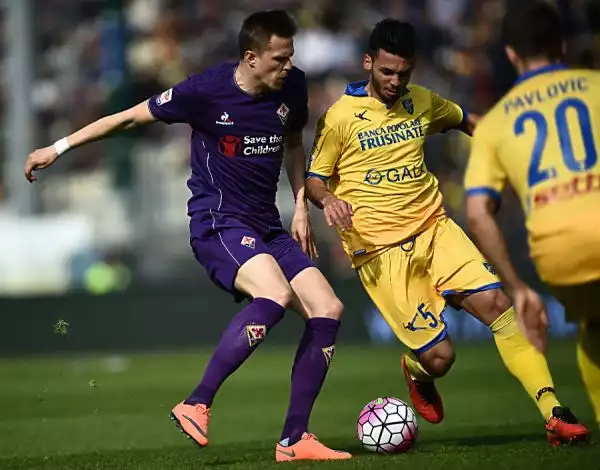 Delude la Fiorentina, gli uomini di Sousa non vanno oltre lo 0-0 con il Frosinone. I viola colpiscono due legni con Kalinic e Borja Valero, nella ripresa traversa anche per i ciociari.