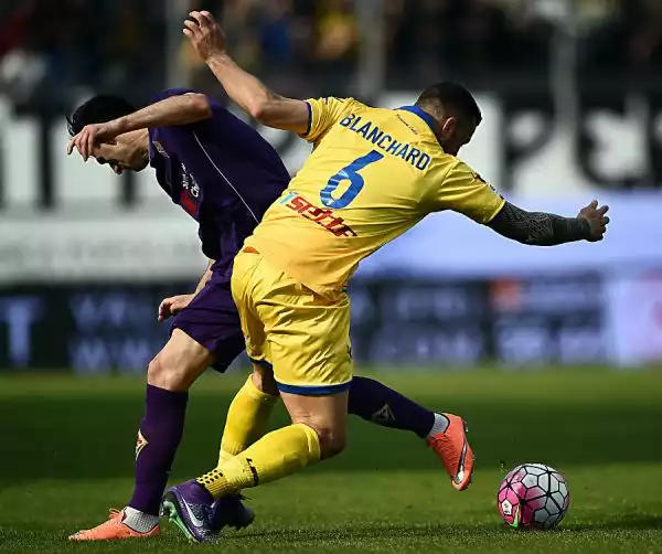 Delude la Fiorentina, gli uomini di Sousa non vanno oltre lo 0-0 con il Frosinone. I viola colpiscono due legni con Kalinic e Borja Valero, nella ripresa traversa anche per i ciociari.