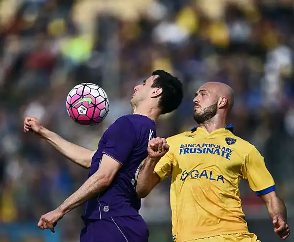 Delude la Fiorentina, gli uomini di Sousa non vanno oltre lo 0-0 con il Frosinone. I viola colpiscono due legni con Kalinic e Borja Valero, nella ripresa traversa anche per i ciociari.