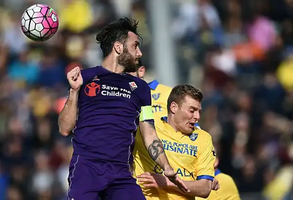 Delude la Fiorentina, gli uomini di Sousa non vanno oltre lo 0-0 con il Frosinone. I viola colpiscono due legni con Kalinic e Borja Valero, nella ripresa traversa anche per i ciociari.