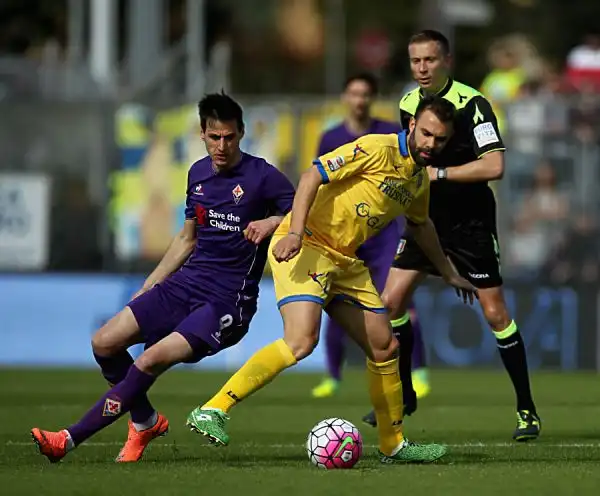 Delude la Fiorentina, gli uomini di Sousa non vanno oltre lo 0-0 con il Frosinone. I viola colpiscono due legni con Kalinic e Borja Valero, nella ripresa traversa anche per i ciociari.