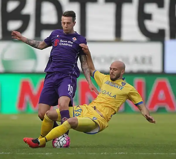 Delude la Fiorentina, gli uomini di Sousa non vanno oltre lo 0-0 con il Frosinone. I viola colpiscono due legni con Kalinic e Borja Valero, nella ripresa traversa anche per i ciociari.