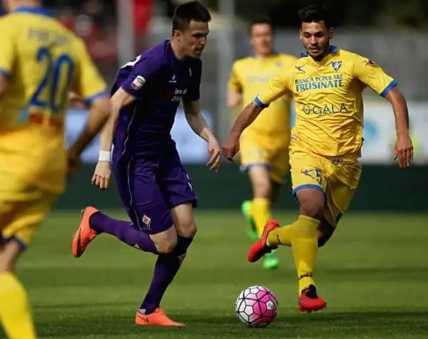 Delude la Fiorentina, gli uomini di Sousa non vanno oltre lo 0-0 con il Frosinone. I viola colpiscono due legni con Kalinic e Borja Valero, nella ripresa traversa anche per i ciociari.