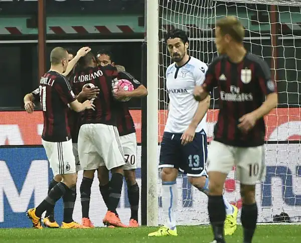 Due gol, di Paolo e Bacca, nei primi 15', poi tanta buona volontà, ma poche occasioni. Il Milan resta lontanissimo dalla zona Champions, Lazio tagliata fuori dall'Europa League.