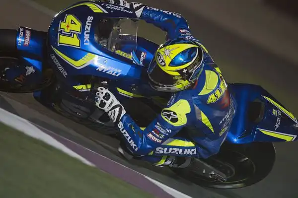Yamaha a sorpresa attardate nella seconda sessione di prove libere a Losail, in Qatar. Il migliore tempo è firmato da Andrea Iannone, su Ducati. Settimo Rossi.