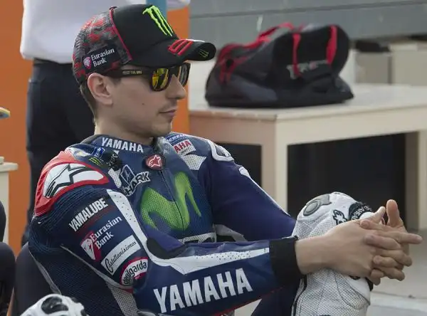 Yamaha a sorpresa attardate nella seconda sessione di prove libere a Losail, in Qatar. Il migliore tempo è firmato da Andrea Iannone, su Ducati. Settimo Rossi.