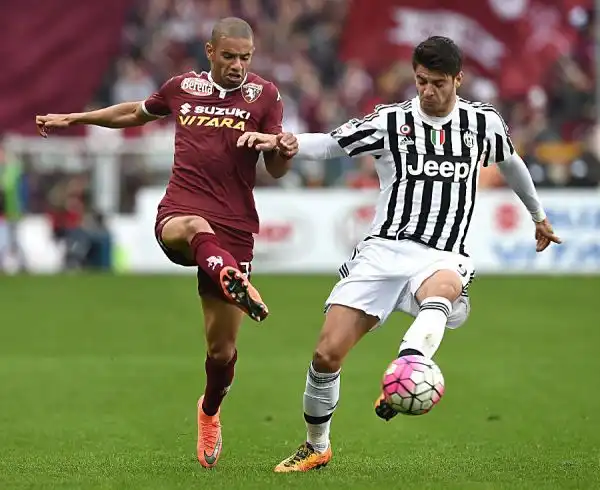 La Juventus rialza subito la testa dopo l'eliminazione dalla Champions League superando per 4-1 il Torino nel derby. Nella ripresa protesta per il gol  del 2-2 annullato a Maxi Lopez.