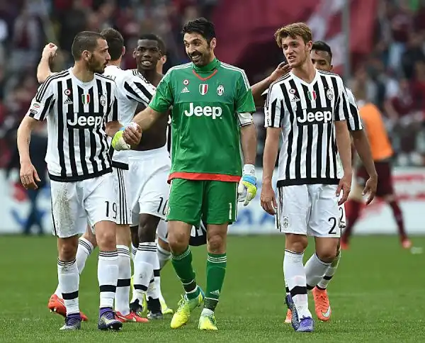 La Juventus rialza subito la testa dopo l'eliminazione dalla Champions League superando per 4-1 il Torino nel derby. Nella ripresa protesta per il gol  del 2-2 annullato a Maxi Lopez.