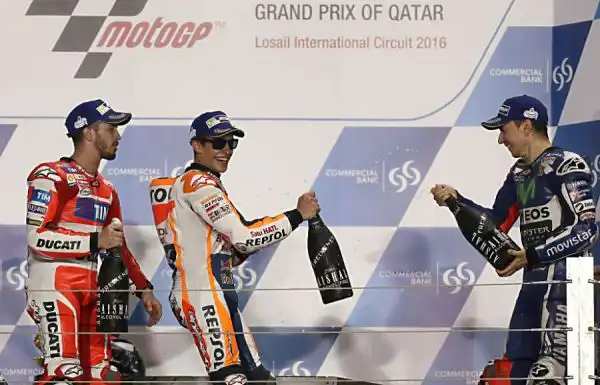 Lorenzo inizia come aveva terminato il 2015: vincendo. Il campione del mondo si aggiudica il primo Gran Premio della stagione a Losail davanti a Dovizioso e a Marquez. Rossi quarto.