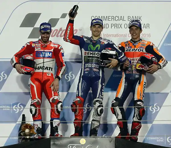 Lorenzo inizia come aveva terminato il 2015: vincendo. Il campione del mondo si aggiudica il primo Gran Premio della stagione a Losail davanti a Dovizioso e a Marquez. Rossi quarto.