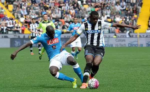 Il Napoli crolla a Udine, Juve a +6. Azzurri irriconoscibili: super Fernandes, Higuain espulso. Scudetto lontano.