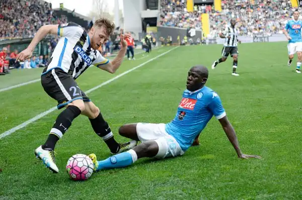 Il Napoli crolla a Udine, Juve a +6. Azzurri irriconoscibili: super Fernandes, Higuain espulso. Scudetto lontano.