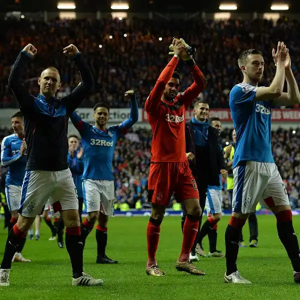 Battendo 1-0 il Dumbarton con un gol di James Tavernier i Rangers Glasgow tornano nella Scottish Premier League a quattro anni dal fallimento che li aveva costretti a ripartire dalla quarta serie.
