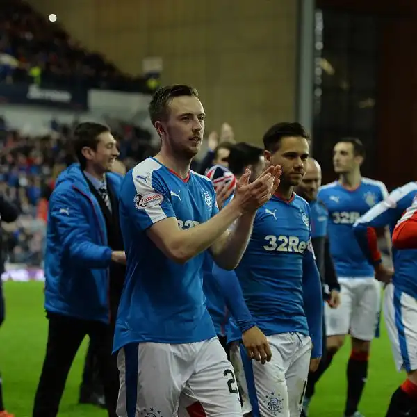 Battendo 1-0 il Dumbarton con un gol di James Tavernier i Rangers Glasgow tornano nella Scottish Premier League a quattro anni dal fallimento che li aveva costretti a ripartire dalla quarta serie.