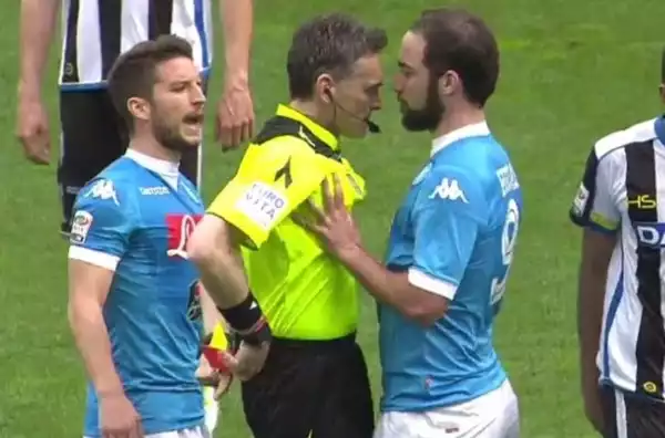 Tutto come previsto. Il giudice sportivo di serie A Tosel ha inflitto quattro giornate di stop all'attaccante del Napoli Gonzalo Higuain.