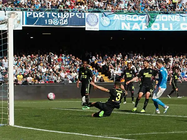 Il Napoli reagisce e si rialza dopo la dolorosa sconfitta di Udine e la maxi squalifica a Gonzalo Higuain. Di Gabbiadini, Insigne e Callejon i gol peri campani.