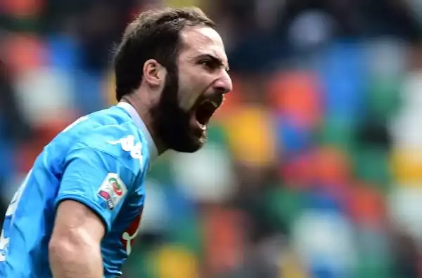 Una giornata di squalifica a Maurizio Sarri per "avere contestato l'operato dell'arbitro con espressioni ingiuriose".