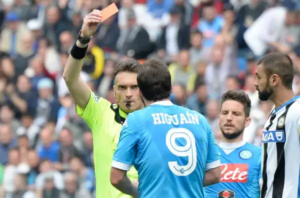L'espulsione del giocatore durante la partita di Udine, è stata seguita dalle furiose proteste del Pipita, che ha messo le mani sull'arbitro ed è stato trattenuto a stento dai compagni.