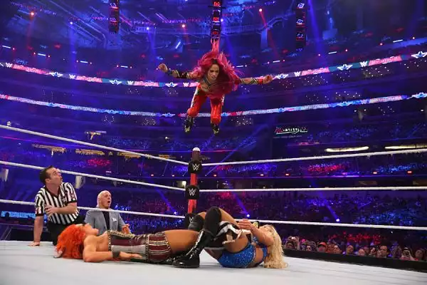 La WWE ha annunciato che ha fatto segnare un nuovo record: 101.763 tifosi presenti ad Arlington in Texas.
