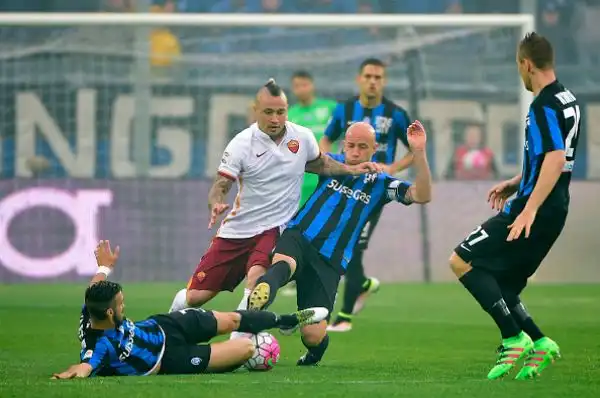 Totti entra e salva la Roma. Il capitano giallorosso segna il gol del 3-3 che evita la sconfitta. L'Inter ora è a -4.