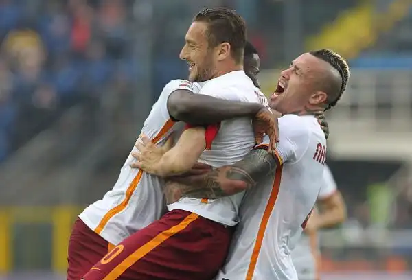 Totti entra e salva la Roma. Il capitano giallorosso segna il gol del 3-3 che evita la sconfitta. L'Inter ora è a -4.