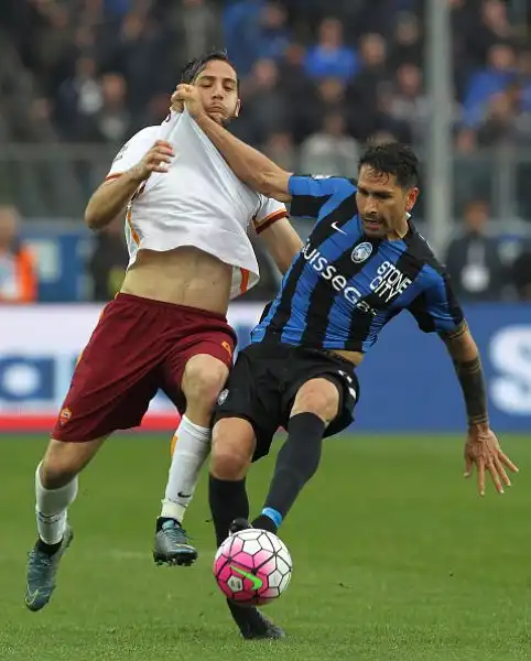 Totti entra e salva la Roma. Il capitano giallorosso segna il gol del 3-3 che evita la sconfitta. L'Inter ora è a -4.