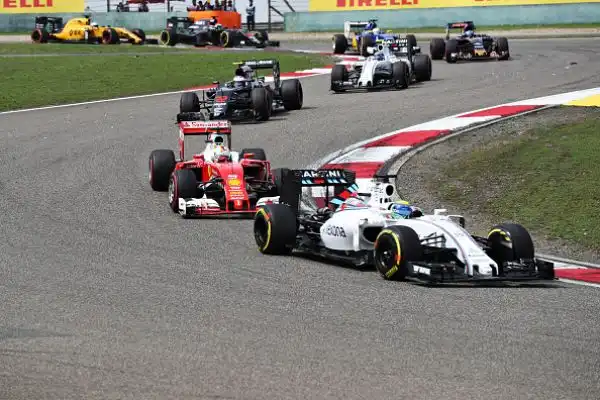 Rosberg domina e va in fuga, Vettel secondo. Il tedesco della Mercedes vince il suo terzo Gran Premio in fila ed allunga in classifica. Secondo Vettel, quinto Raikkonen.