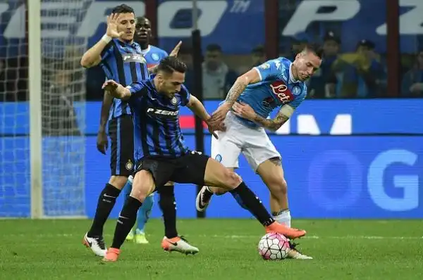 L'Inter sogna, il Napoli crolla. Icardi e Brozovic firmano il 2-0 a San Siro.