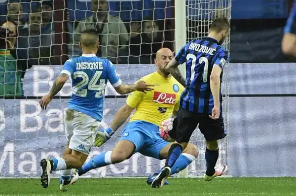 L'Inter sogna, il Napoli crolla. Icardi e Brozovic firmano il 2-0 a San Siro.