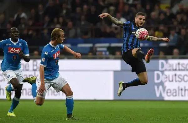 L'Inter sogna, il Napoli crolla. Icardi e Brozovic firmano il 2-0 a San Siro.