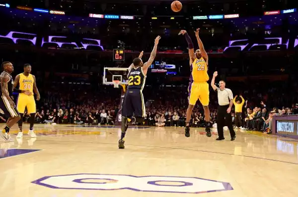 Per il suo addio al basket Bryant ha regalato ai suoi tifosi 60 punti e ai Lakers una rimonta incredibile.