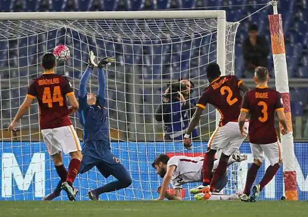 La Roma non riesce ad abbattere il muro del Bologna, pali compresi: allOlimpico il posticipo della 32esima termina in pareggio, gol di Salah e Rossettini.