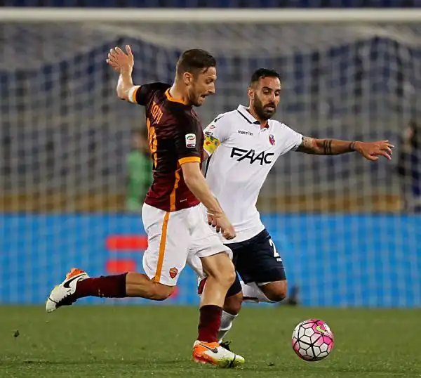 La Roma non riesce ad abbattere il muro del Bologna, pali compresi: allOlimpico il posticipo della 32esima termina in pareggio, gol di Salah e Rossettini.