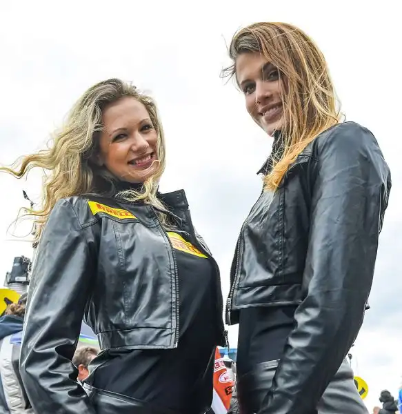 Anche nella tappa del Mondiale Superbike di Assen, in Olanda, non sono mancate le splendide ragazze sulla pit lane e nei box che hanno colorato il week end di gara.