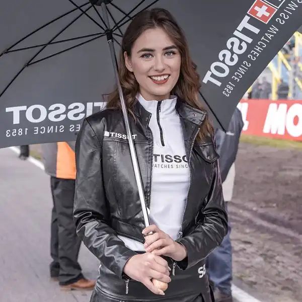 Anche nella tappa del Mondiale Superbike di Assen, in Olanda, non sono mancate le splendide ragazze sulla pit lane e nei box che hanno colorato il week end di gara.
