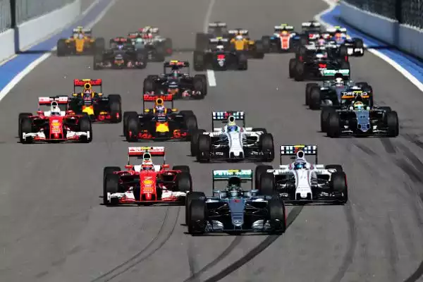 Poker di Rosberg, Kimi sul podio. Il tedesco domina in Russia e allunga su Hamilton, secondo. Vettel tamponato e ritirato.
